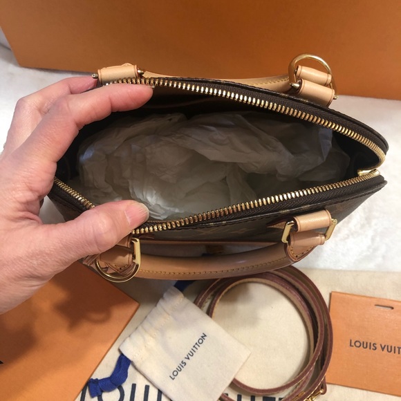 Authentic Loui Vuitton Alma bb - Picture 4 of 9